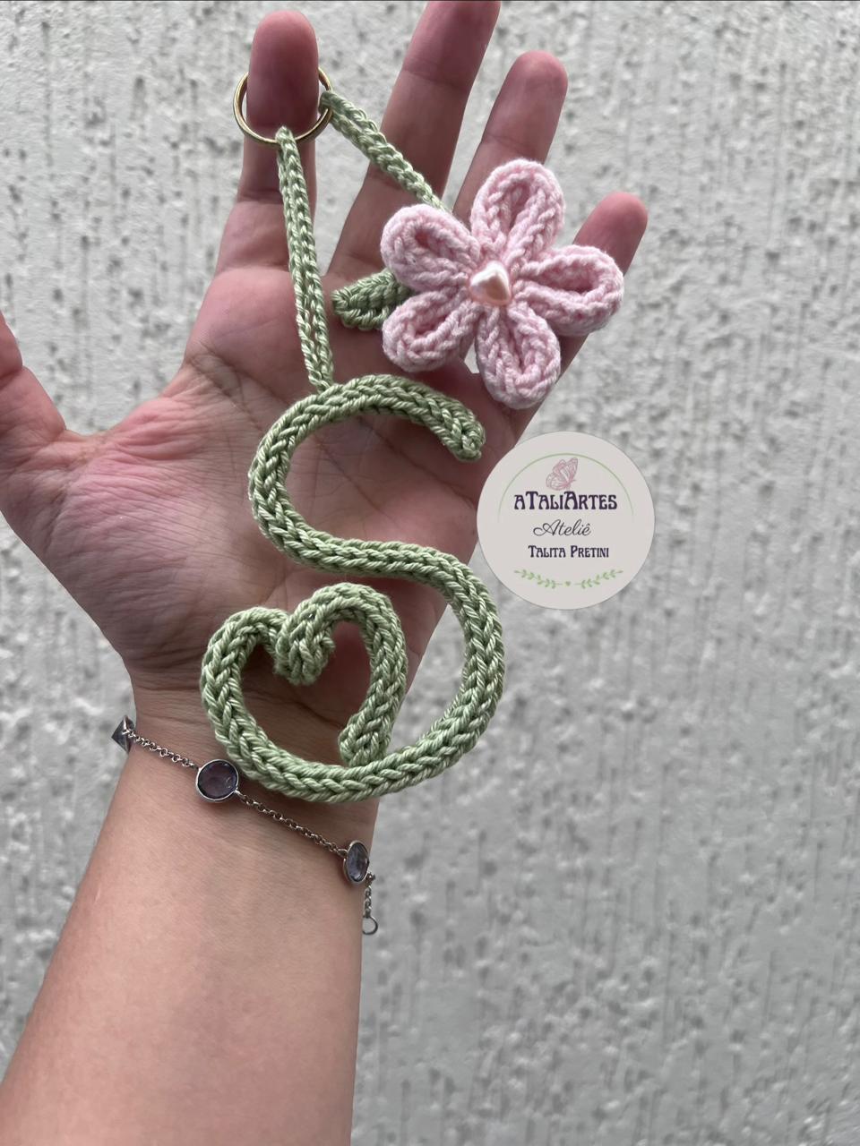 Chaveiro de Letra Feminino Personalizado em Tricoctin