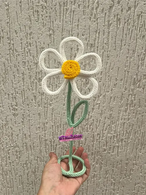 Flor decorativa personalizada em tricotin