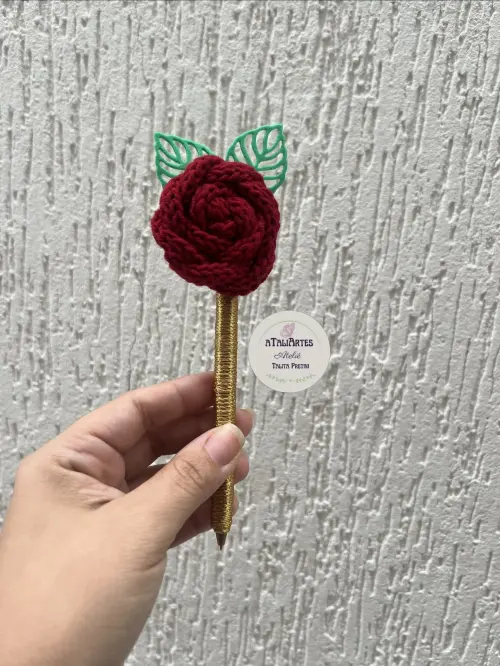 Caneta decorada personalizada em tricotin