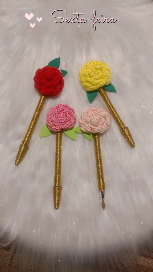 Caneta decorada personalizada em tricotin