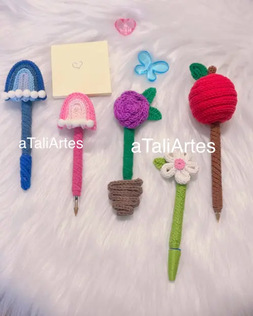 Caneta decorada personalizada em tricotin