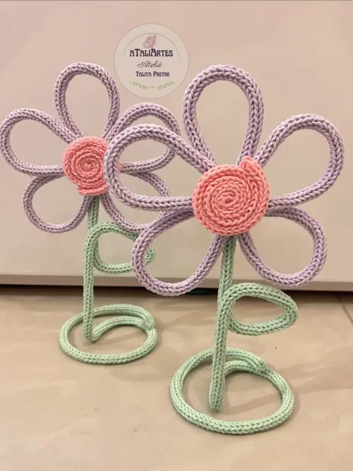 Flor decorativa personalizada em tricotin