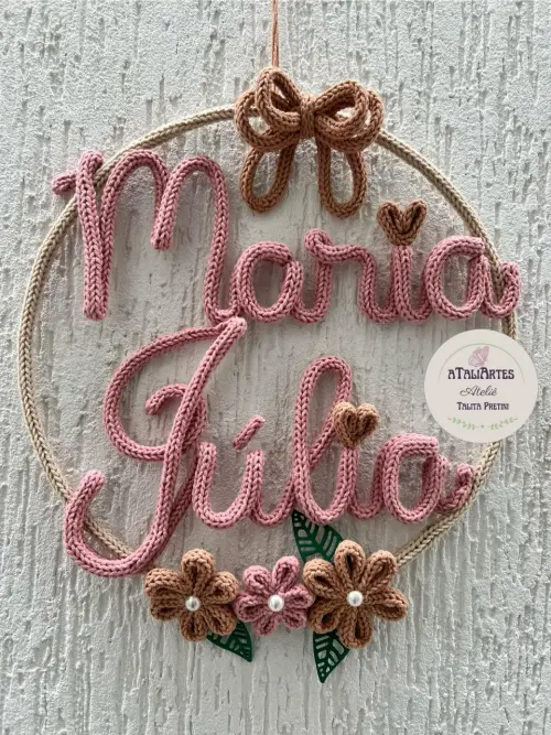 Porta maternidade Nome Composto Laço com flores modelo Mor personalizado em tricotin aTaliArtes
