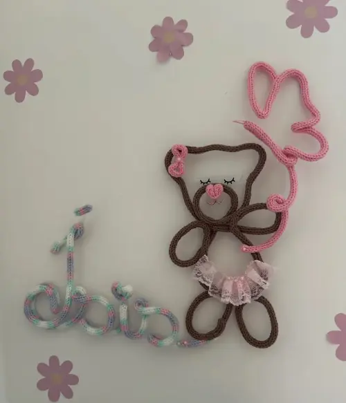 Porta maternidade Nome com dois desenhos em tricotin aTaliArtes