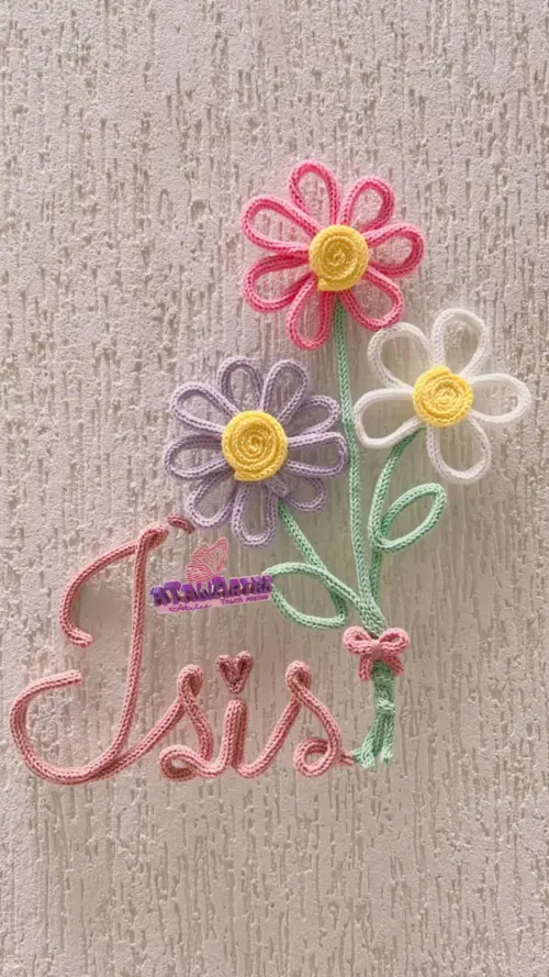 Porta maternidade Nome com três flores personalizado em tricotin aTaliArtes
