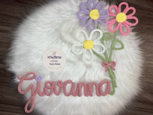 Porta maternidade Nome com três flores personalizado em tricotin
