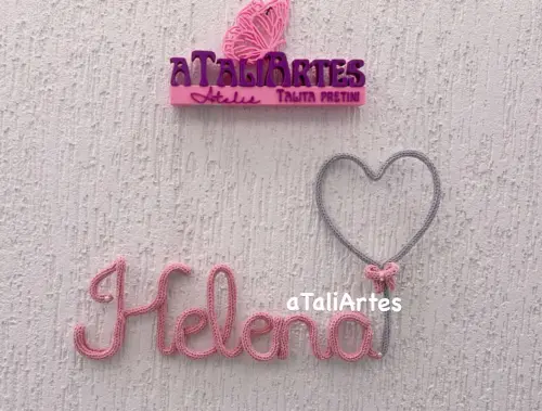 Porta maternidade Nome com coração  personalizado em tricotin aTaliArtes