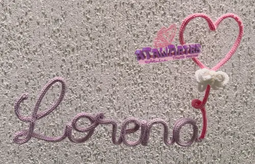 Porta maternidade Nome com coração  personalizado em tricotin a