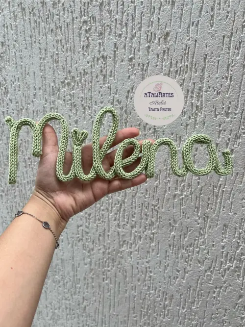 Nome Decorativo de Mesa Personalizado em Tricotin