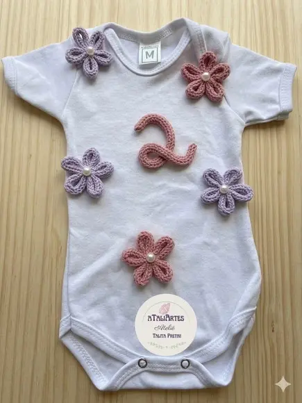 Body Mêsversário com Flores ou Laços de Tricotin