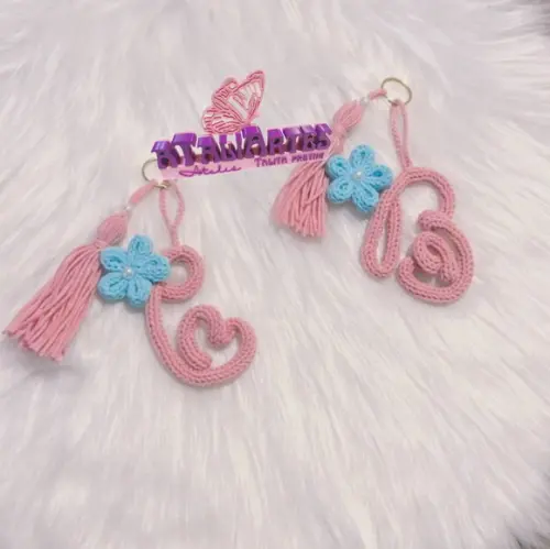 Chaveiro de Letra Feminino Personalizado em Tricoctin