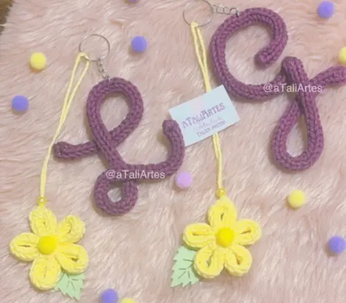 Chaveiro de Letra Feminino Personalizado em Tricoctin