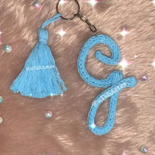 Chaveiro Letra Inicial com Tassel em Tricotin