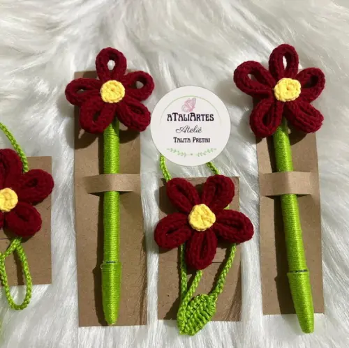 Kit Marca Página e Caneta em Tricotin - Presente Artesanal