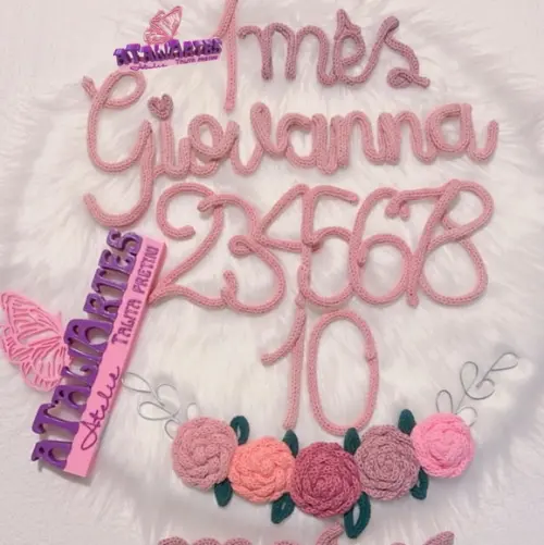 Kit Mêsversário Rosas com Nome Personalizado em Tricotin