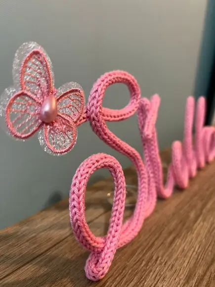 Nome Decorativo de Mesa Personalizado em Tricotin
