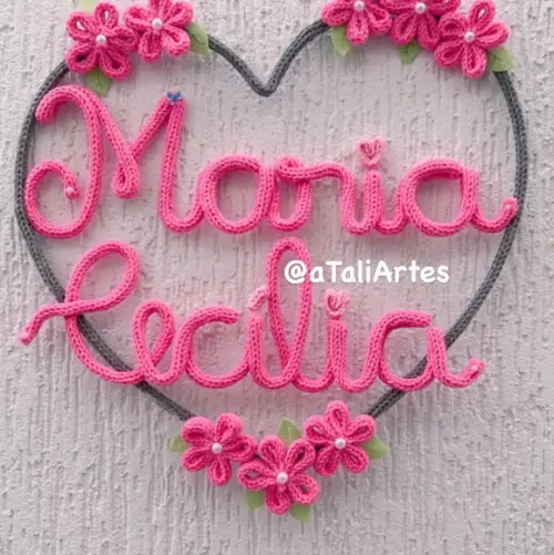 Porta Maternidade Coração Flores em Tricotin