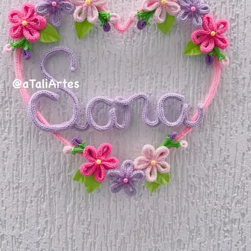 Porta Maternidade Coração Flores em Tricotin