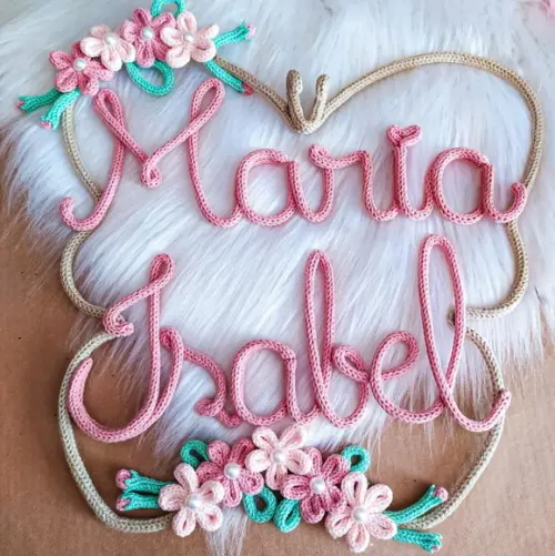 Porta Maternidade Guirlanda Borboleta personalizado em tricotin