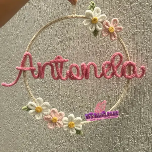 Porta Maternidade Guirlanda Margaridas em Tricotin