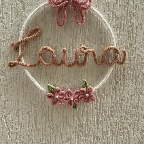 Porta Maternidade Laço e Flores em Tricotin