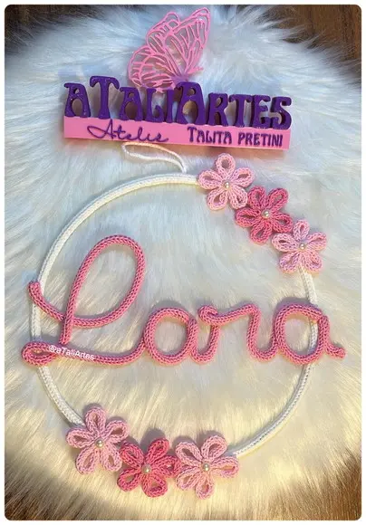 Porta Maternidade Menina Flores Minimalista em Tricotin