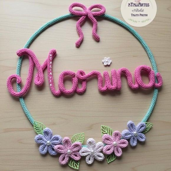 Guirlanda Lacinho e Flores em Tricotin
