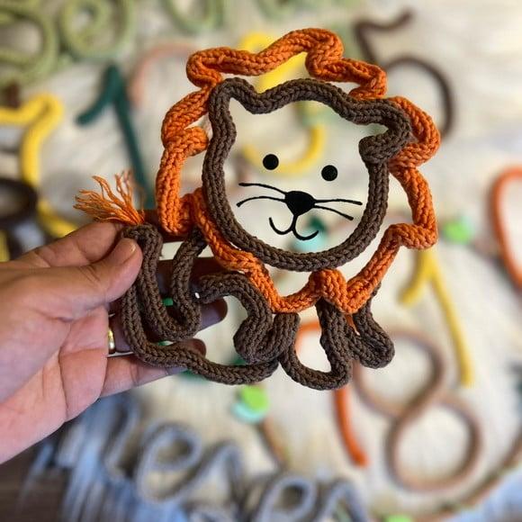 Kit Mêsversário Safari com 02 Animais + Nome em Tricotin person
