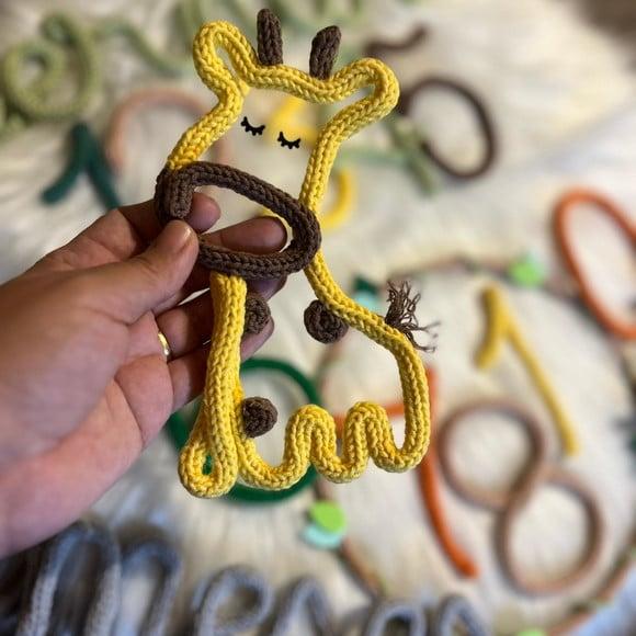 Kit Mêsversário Safari com 02 Animais + Nome em Tricotin person