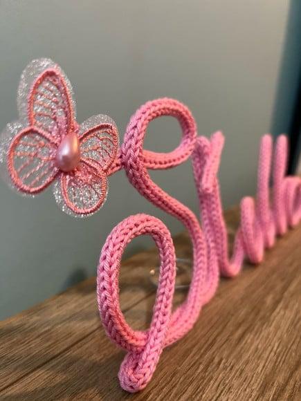 Nome Decorativo de Mesa Personalizado em Tricotin