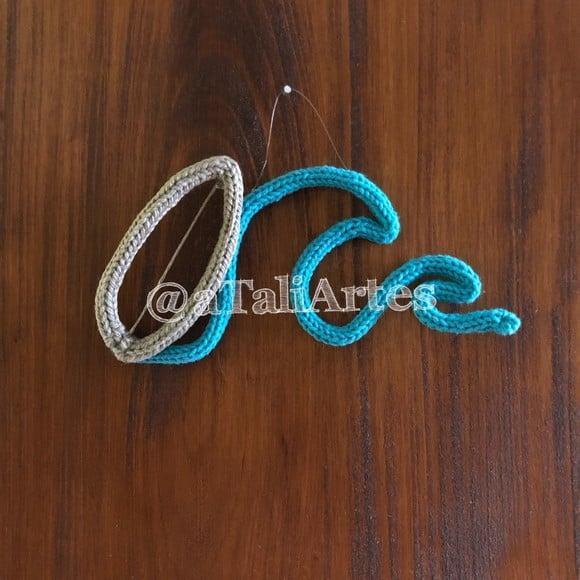 Ondas do mar e prancha de surf em tricotin icord
