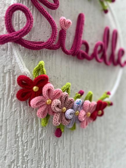 Porta Maternidade 12 Margaridas personalizadas em Tricotin