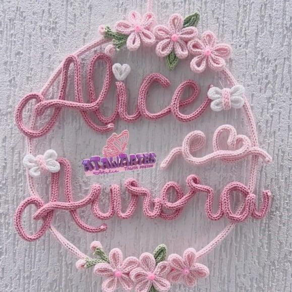 Porta Maternidade de Gêmeas Borboletas e Flores em Tricotin