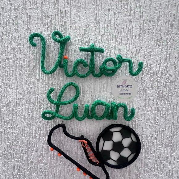 Porta Maternidade Nome Composto Chuteira e Bola em Tricotin