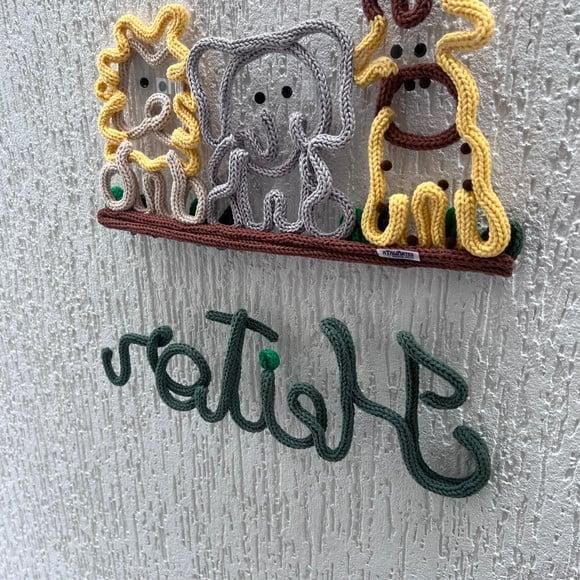 Porta Maternidade Safari no Galho personalizado em Tricotin