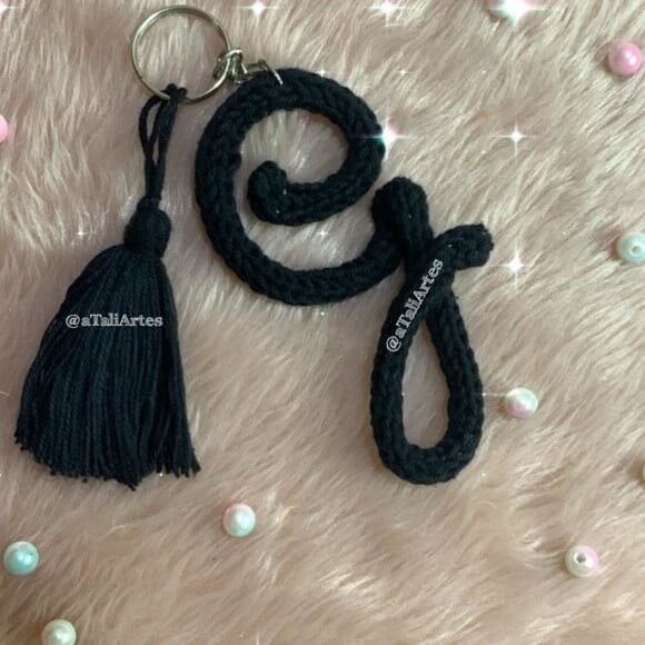 Chaveiro Letra Inicial com Tassel personalizado em Tricotin