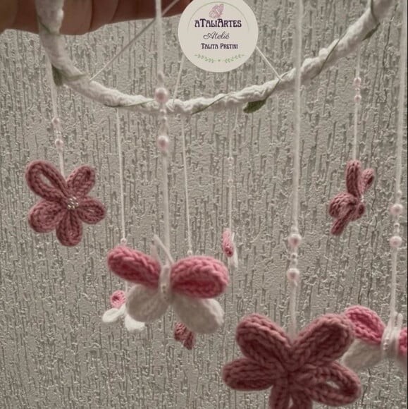 Móbile Borboletas e Flores personalizado em Tricotin
