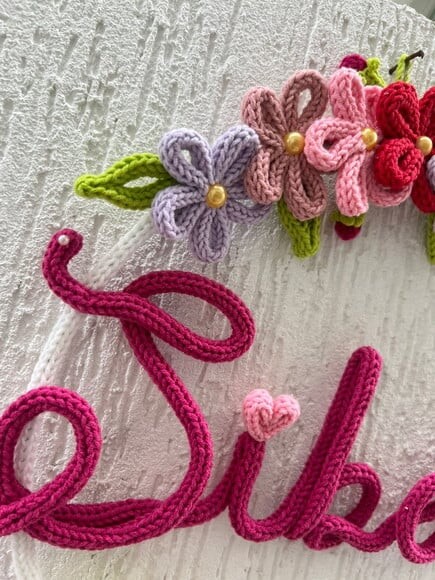 Porta Maternidade Margaridas personalizadas em Tricotin com 01 no