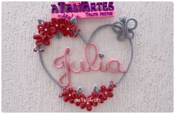 Porta Maternidade Coração com Flores Personalizado em Tricotin 