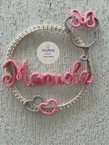 Porta Maternidade Macramê com Pérolas, corações e desenho per