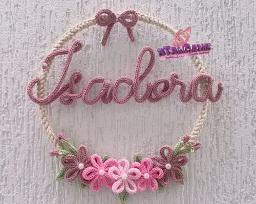 Enfeite de porta maternidade Menina em Alta Macramê com Tricotin personalizado