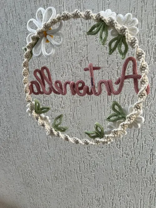 Porta maternidade delicado margaridas macramê com tricotin perso