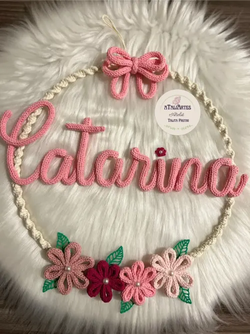 Enfeite de porta maternidade Menina em Alta Macramê com Tricotin