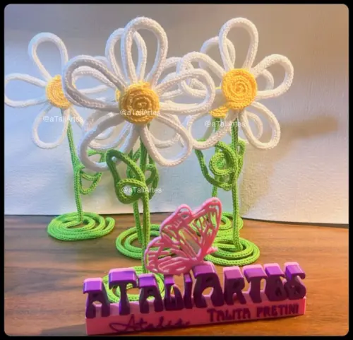 Margarida Porta retrato e centro de mesa personalizado em tricoti