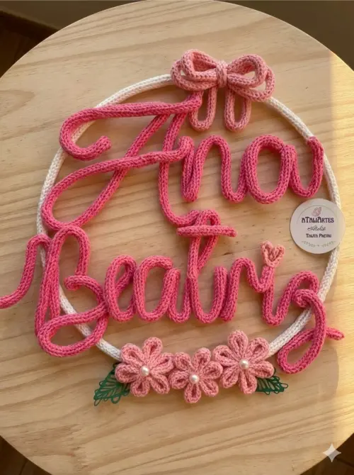 Porta maternidade Nome composto laço e flores em tricotin aTaliA