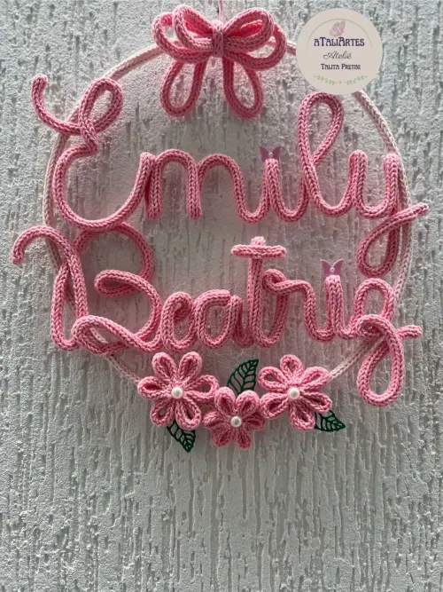 Porta maternidade Nome composto laço e flores em tricotin aTaliA