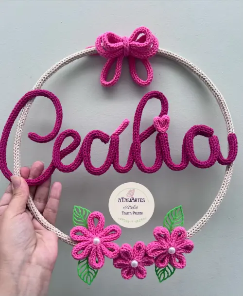 Enfeite de porta maternidade Laço com flores em tricotin - Model