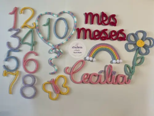 Kit mêsversário Arco iris, flor e borboleta +01 Nome personalizado em tricotin aTaliArtes