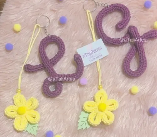 Chaveiro de Letra Feminino Personalizado em Tricoctin