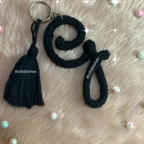Chaveiro Letra Inicial com Tassel em Tricotin